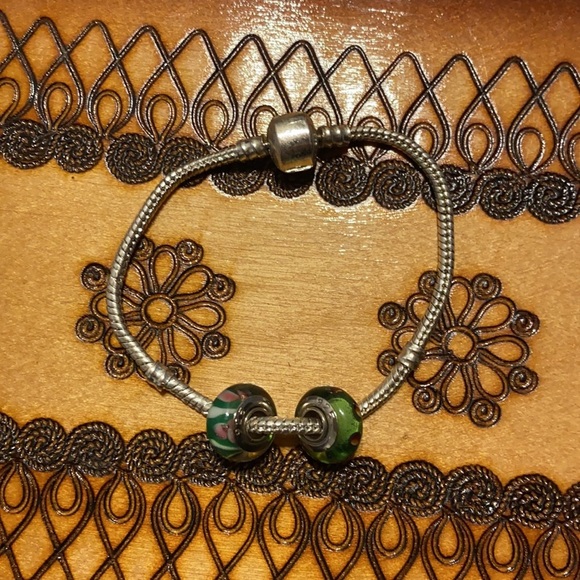 925 Sterling Silver Snake Bracelet with 2 Murano Green Charms - Picture 5 of 9